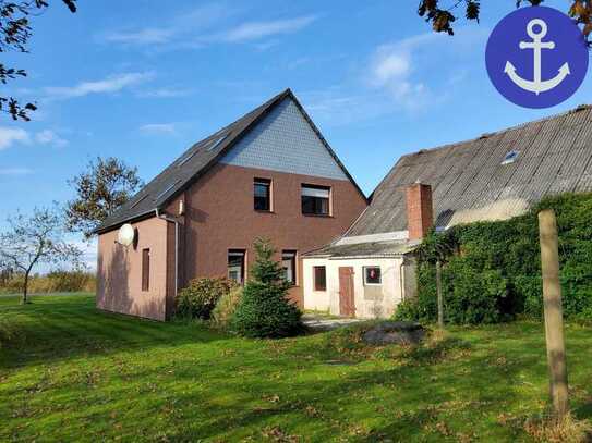 Schönes Bauernhaus mit Scheune an der Nordsee