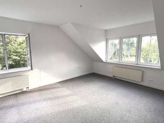 Stahnsdorf - Sonnige 3 Zimmer-Dachgeschosswohnung mit großem Balkon, Weitblick und PKW-Stellplatz