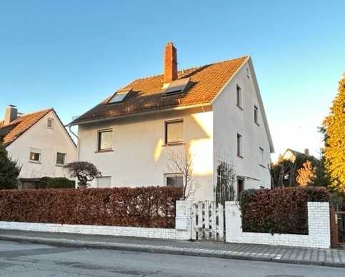 Charmantes Mehrfamilienhaus mit 3 Wohnungen und Gartenbereich