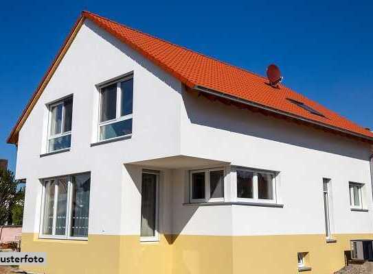 Freistehendes Einfamilienhaus mit Carport