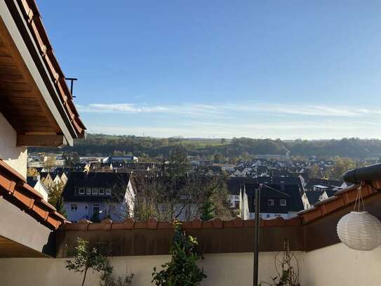 Sonnige und ruhige 2-Zimmer-Dachgeschosswohnung mit toller Aussicht, Balkon und EBK