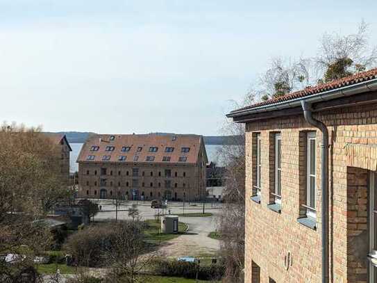 Stilvolle 3,5-Zimmer Wohnung im DG mit Seeblick und Stellplatz im Zentrum