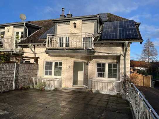 Modernes Reihenendhaus mit Doppelgarage und idyllischem Blick von der Terrasse