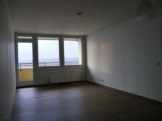 Schöne 2-Zimmer-Wohnung in Maintal-Bischofsheim zu vermieten - Balkon mit SKYLINE-BLICK