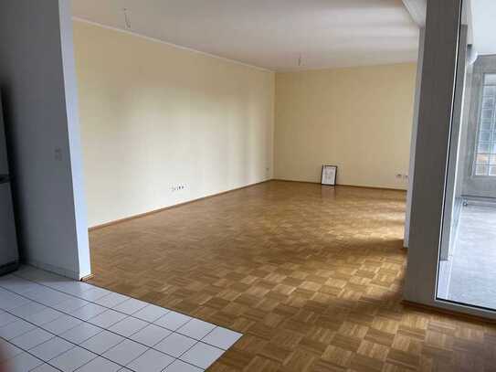 3-Zimmer-Wohnung mit Rheinblick, Parkett, FBH und EBK in Köln Mülheim zum 01.10.24