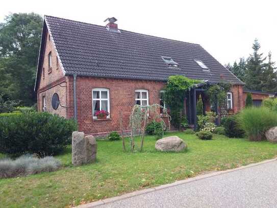 Einfamilienhaus in Dorflage. 
 Nähe Müritz Elde Wasserstrasse/ Plau am See.