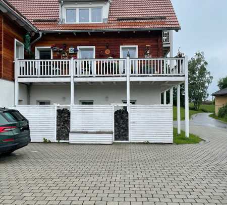 Sanierte Terrassenwohnung mit drei Zimmern und Balkon in Viechtach