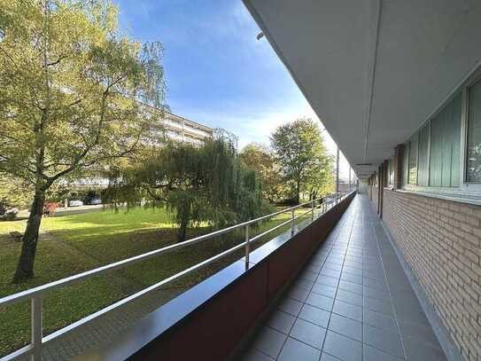 Helle vier Zimmerwohnung auf 100qm mit Aufzug, Stellplatz mit Blick ins Grüne in Bonn-Auerberg