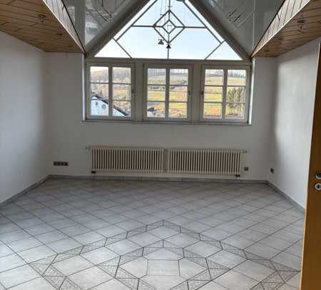 Geräumige, preiswerte und gepflegte 4-Raum-Terrassenwohnung mit geh. Innenausstattung mit EBK