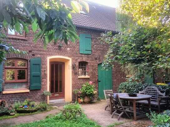 Historisches Bauernhaus mit Nebengebäuden plus Halle auf großem Grundstück!