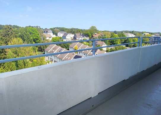 = H = RENOVIERTE WOHNUNG MIT BEEINDRUCKENDEM WEITBLICK ÜBER´S TAL! = H =