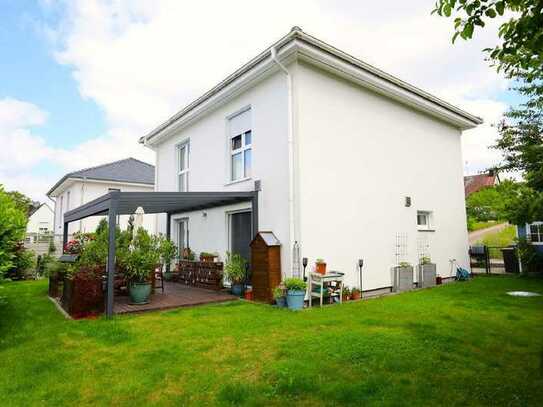 Modernes Einfamilienhaus - mit schönem Garten - und sonniger Terrasse