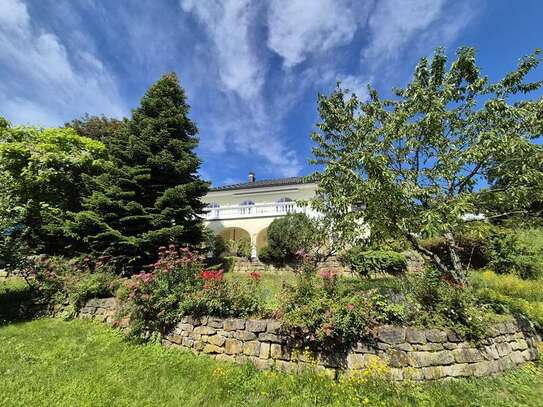 Mediterrane Villa mit wunderschönem Garten und Seeblick von privat