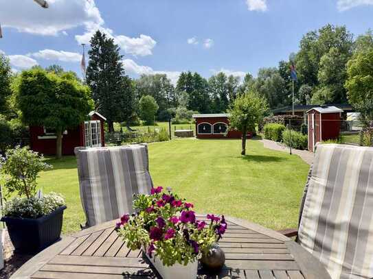 Großes Ein- oder Zweifamilienhaus mit Wintergarten, Feldrandlage, toller Garten