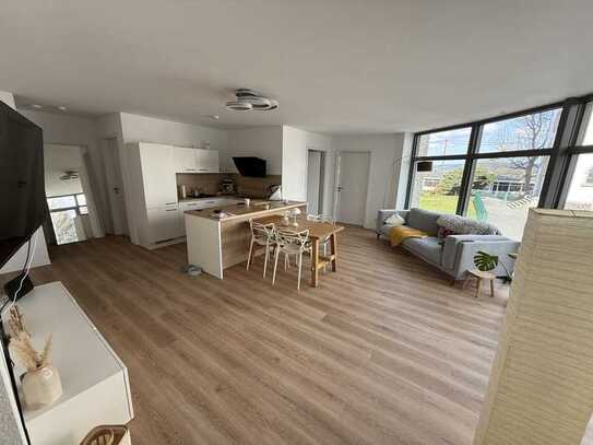 Freundlich, helle 3-Zimmer-Wohnung, Neubau, Balkon, EBK, Wärmepumpe in Elbtal