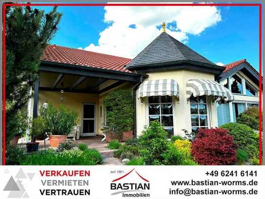 Architektur mit Anspruch: Eleganter Bungalow mit Garten, Doppel-Garage, ELW und vielen Extras!