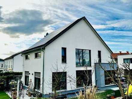 Exklusive Doppelhaushälfte mit Einliegerwohnung und top Energiestandard in Plankstadt