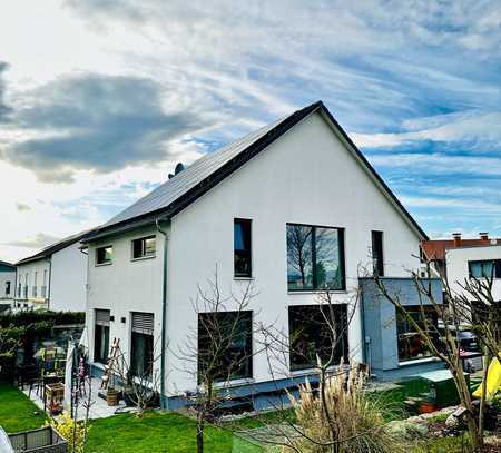 Exklusive Doppelhaushälfte mit Einliegerwohnung und top Energiestandard in Plankstadt