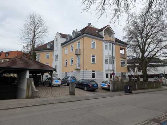 Helle 2 Zi-DG-Wohnung mit Balkon und EBK in Rosenheim Zentrum