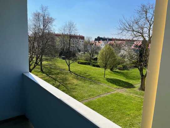 2 Zimmer Wohnung mit Balkon in Dresden, Bad mit Fenster und Badewanne