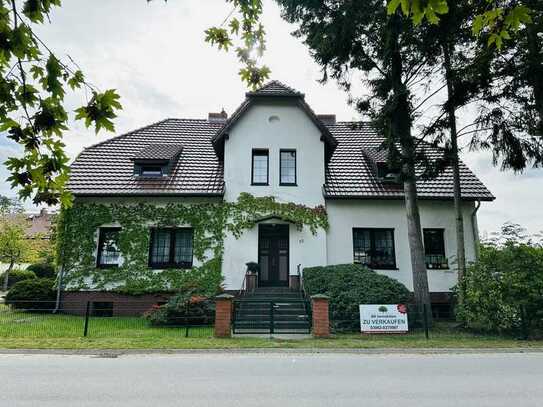 Villa mit 4 Wohneinheiten und separatem Baugrundstück am Stechlinsee zu verkaufen!