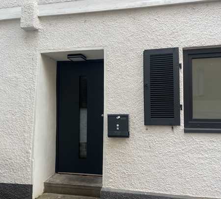 Vollständig renovierte Wohnung mit fünf Zimmern und Einbauküche in Stuttgart