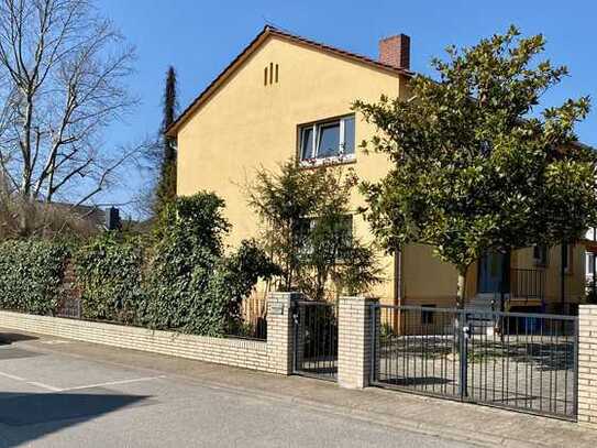 Zwangsversteigerung: 2-FH/EFH m. Terrasse gr. Eckgrundstück u. V. der Genehmigung zusätzl. bebaubar