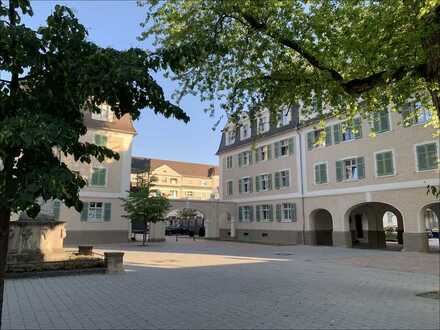 Gepflegte, sehr gemütliche 3-Zimmer-Wohnung mit Loggia und Aufzug in den beliebten Neuen Hofgärten!