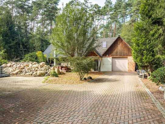 Teilsaniertes Ferienhaus auf großem Grundstück in idyllischem Wochenendgebiet