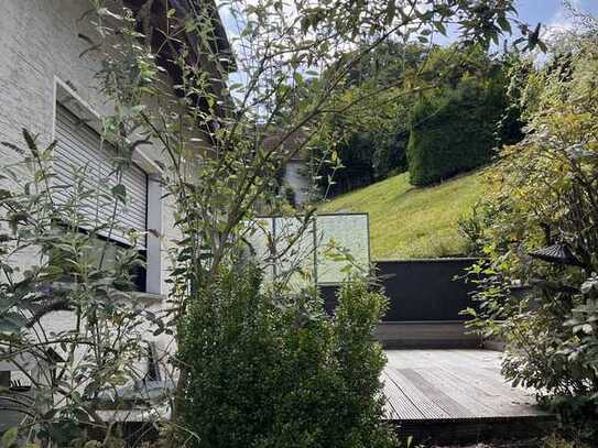 Eine nicht alltägliche 3-Z-Wohnung mit Terrasse u. Balkon mit Ausblick über das Möhnetal!