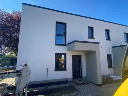 Moderne Doppelhaushälfte mit EBK, Terrasse, Garten, Garage etc. - Neubau und Erstbezug!