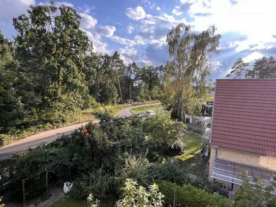 Stahnsdorf - Sonnige 3 Zimmer-Dachgeschosswohnung mit großem Balkon, Weitblick und PKW-Stellplatz