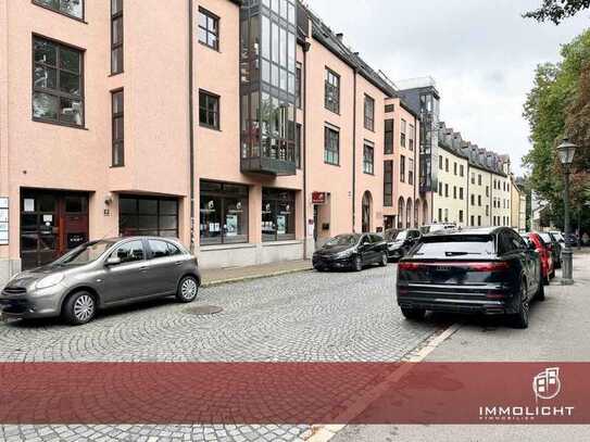 Sanierte Bürofläche mit großen Schaufenstern sowie TG-Platz!