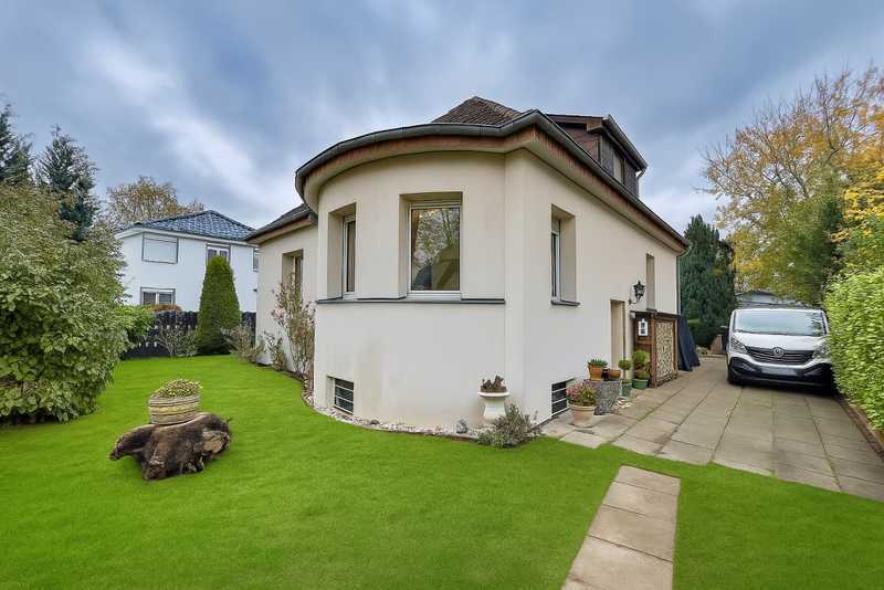 Charmantes Einfamilienhaus mit Pool und Ausbaupotenzial in ruhiger Lage