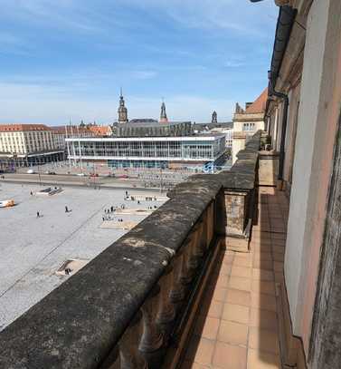 ...Balkon, 2 Bäder und Wohnküche: zentrale Wohnung am Altmarkt *EBK möglich*