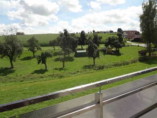 MITTELBIBERACH! Traumhaft schöne 3,5 Zimmer DG-Wohnung mit EBK, Balkon und toller Aussicht!