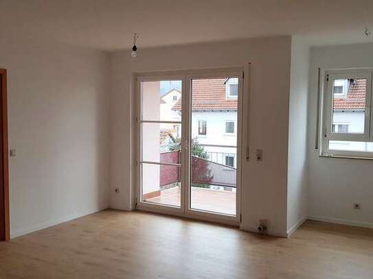 Helle 2-Zimmer-Wohnung mit großem Balkon und Küche