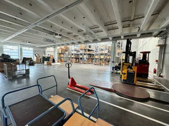 Industriehalle mit Hochregallager und Büroraum, bis zu 700 Palettenstellplätze, teilbar
