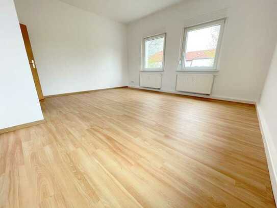 AnKaSa GmbH*NEU*renovierte 3 Raum Wohnung*2.OG*Bad mit Fenster+Wanne*EBK+Garage mgl.*ab sofort*