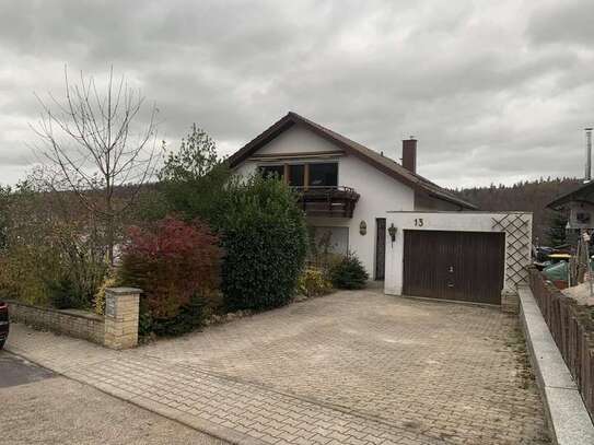 1,5-Zimmer-Souterrain-Wohnung mit großer Terrasse und eigenem Garten