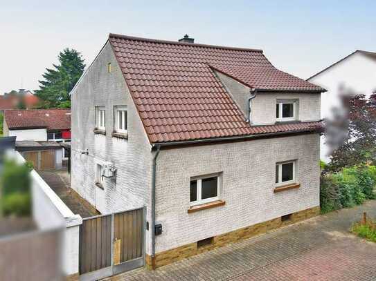 Sanierungsbedürftiges Einfamilienhaus mit 126 qm Wohnfläche, Garage, Nebengebäuden, 539 qm Grundstüc