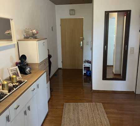 Schöne 2-Zimmer-Wohnung in Wetzlar, Flur bzw. Diele, Bad mit Wanne, Balkon. Pkw-Stellplatz,