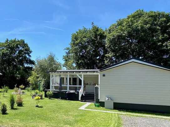 Exklusives L-förmiges Mobilheim in ruhiger Lage mit wunderschöner Terrasse