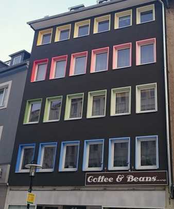 Schöne Wohnung mit Einbauküche und Balkon inmitten der Stadt