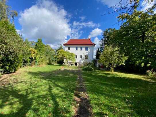 Geräumiges Zweifamilienhaus oder Luxusdependance mit großem Garten in Berlin Alt-Glienicke