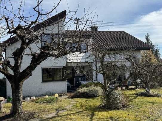 Lichtdurchflutete 3,5 Zi- Whg mit Einbauküche, Balkon und Garage in Höfen
