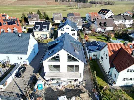 Erstbezug: Doppelhaushälfte fußläufig zur S2 mit Terrasse, Garten und 2 Stellplätzen