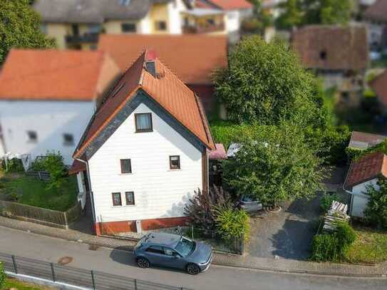 Teilrenoviertes Einfamilienhaus mit gemütlichem Innenhof in Unterreichenbach!