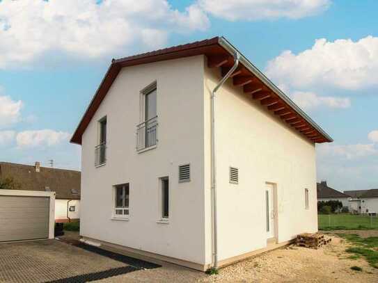 Neuwertiges Einfamilienhaus mit Garten, Wärmepumpe und Garage in Bächingen an der Brenz