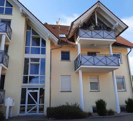 Freundliche 4 Zimmer-Wohnung mit EBK, Balkon, Carport und Außenstellplatz in Betzenweiler